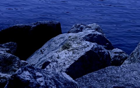 夜晚下的大海与岩石的风景